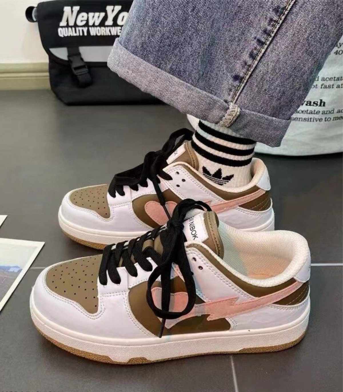 Kontrastierte Sneaker mit Schnürung