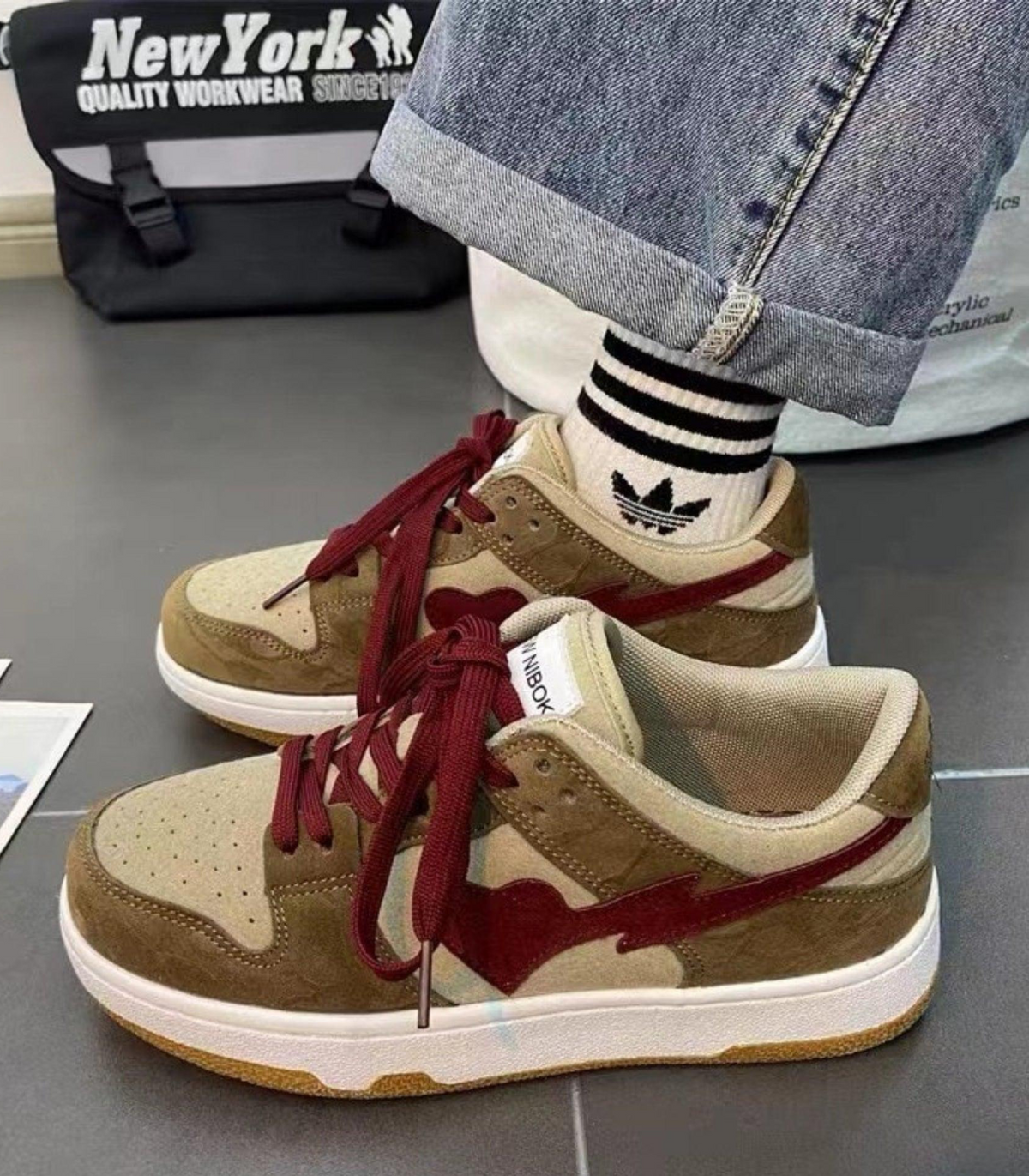Kontrastierte Sneaker mit Schnürung
