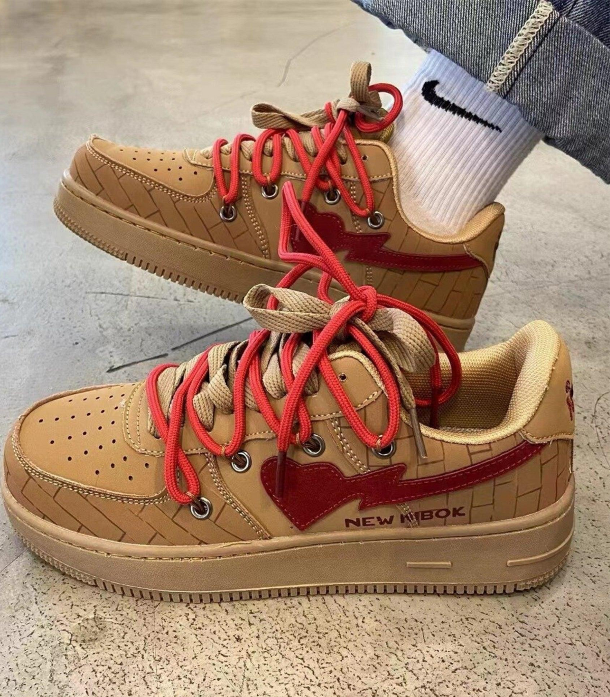 Kontrastierte Sneaker mit Schnürung