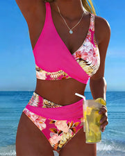 Bikini mit kontrastierendem Blumenmuster und Schlitz