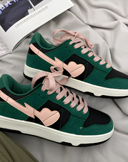Kontrastierte Sneaker mit Schnürung