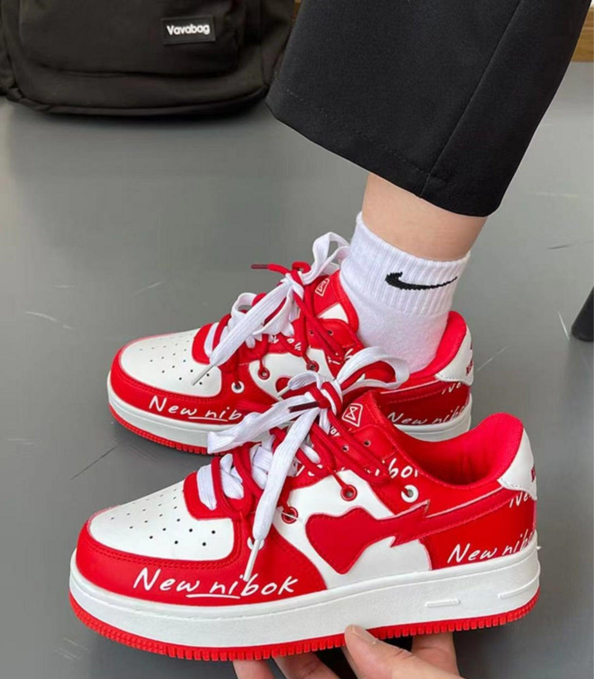 Kontrastierte Sneaker mit Schnürung