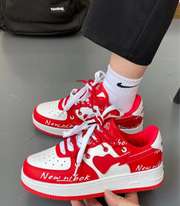 Kontrastierte Sneaker mit Schnürung
