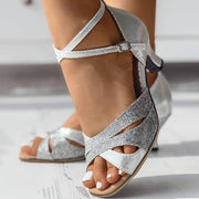Glitzernde Pumps mit Kreuzriemen