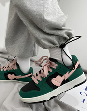 Kontrastierte Sneaker mit Schnürung