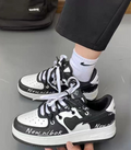 Kontrastierte Sneaker mit Schnürung