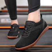 Schuhe mit Schnürung