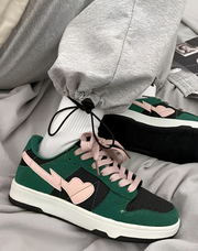 Kontrastierte Sneaker mit Schnürung