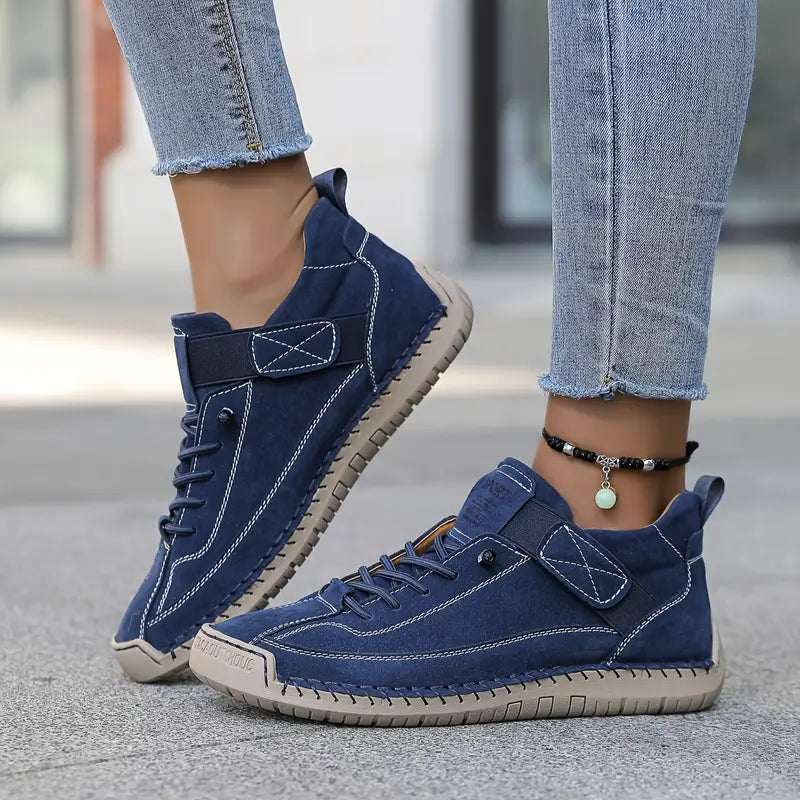 Sneaker mit Schnürung