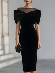 Dramatisches schwarzes Samtbogen-Midi-Kleid