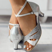 Glitzernde Pumps mit Kreuzriemen
