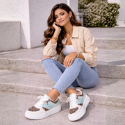 Sneaker mit Schnürung