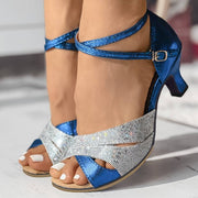 Glitzernde Pumps mit Kreuzriemen