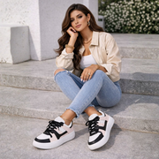Sneaker mit Schnürung