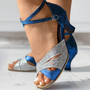 Glitzernde Pumps mit Kreuzriemen
