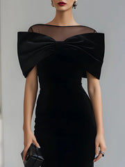 Dramatisches schwarzes Samtbogen-Midi-Kleid