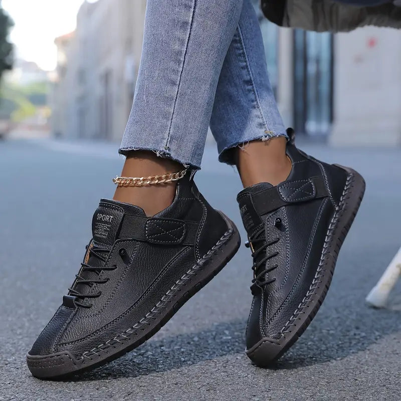 Sneaker mit Schnürung