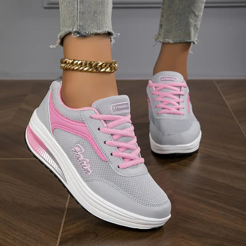 Sneaker mit Schnürung