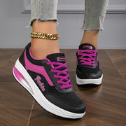 Sneaker mit Schnürung