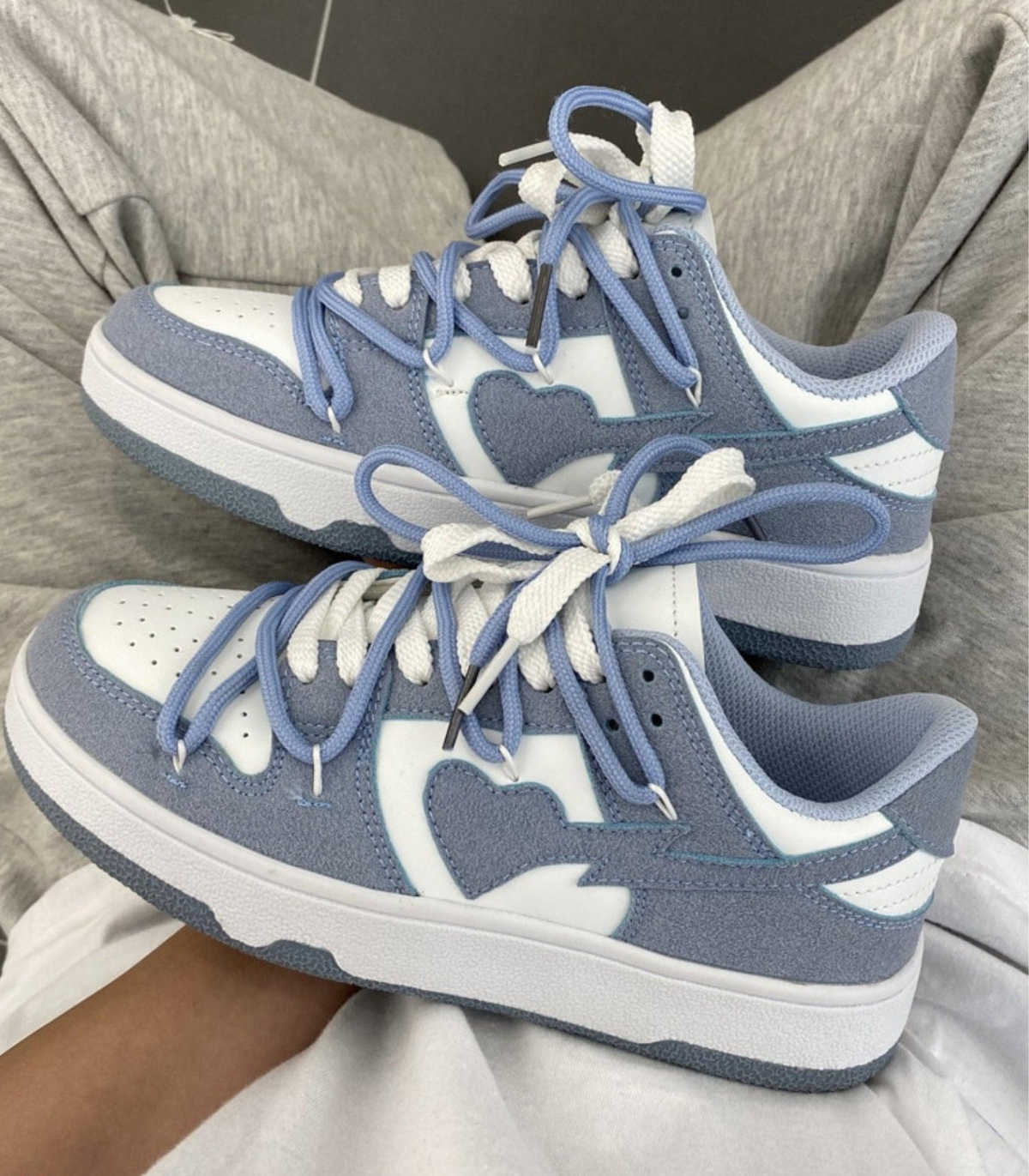 Kontrastierte Sneaker mit Schnürung