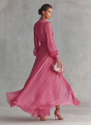Rosa Chiffonkleid mit V-Ausschnitt