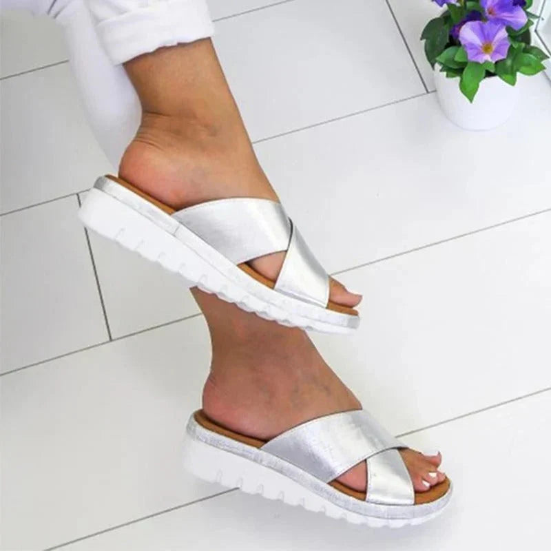 Sandalen mit Kreuzriemen