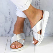 Sandalen mit Kreuzriemen