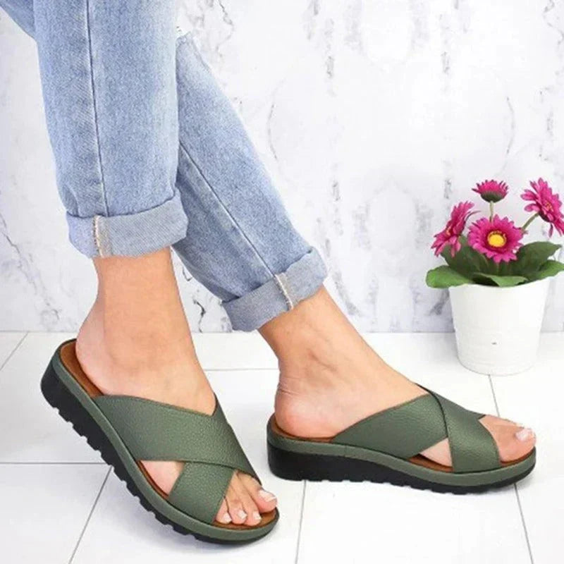 Sandalen mit Kreuzriemen
