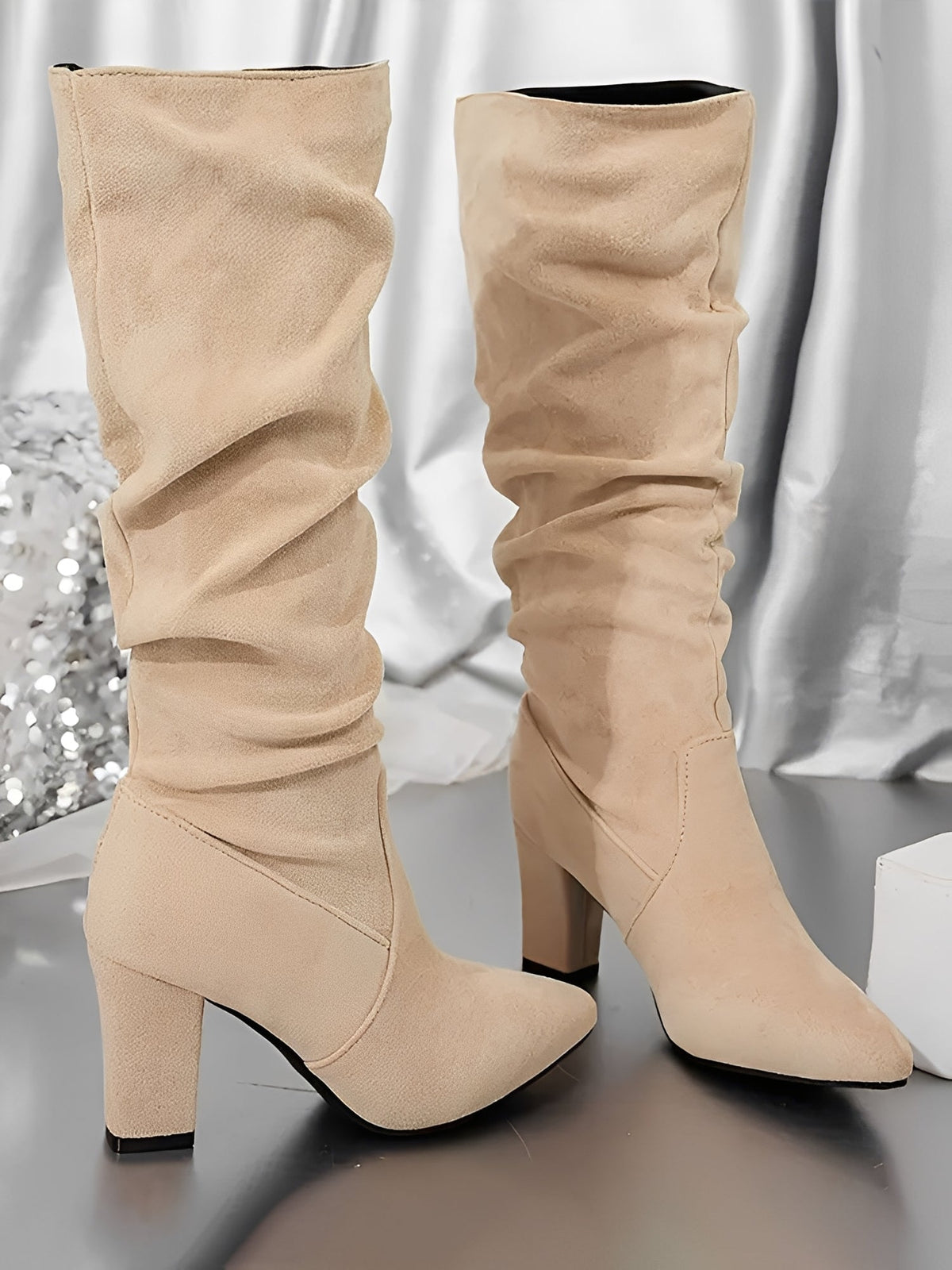 Stiefel mit spitzer Zehenpartie