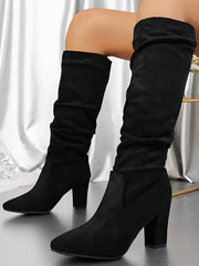 Stiefel mit spitzer Zehenpartie