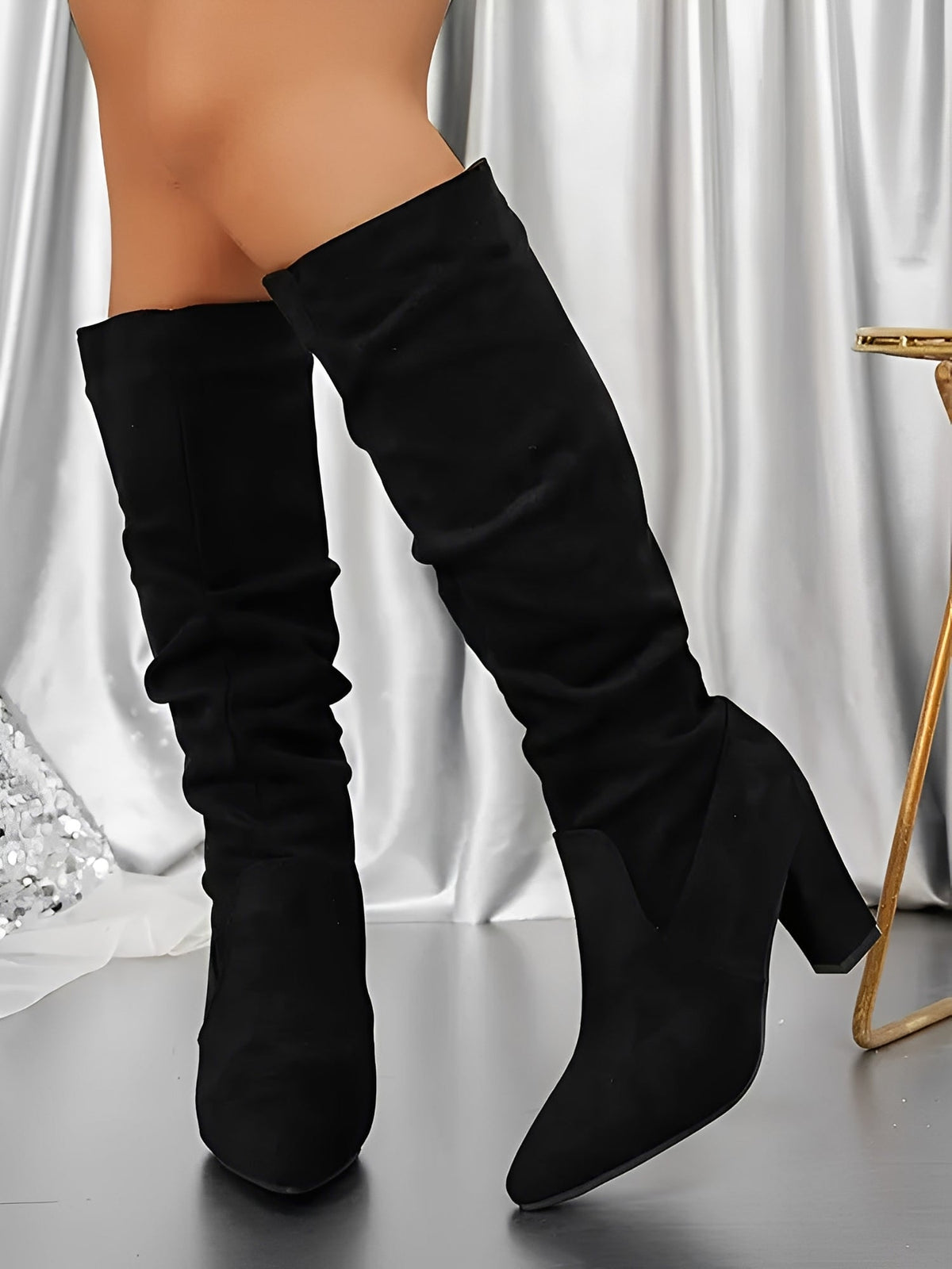 Stiefel mit spitzer Zehenpartie