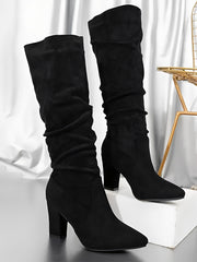 Stiefel mit spitzer Zehenpartie