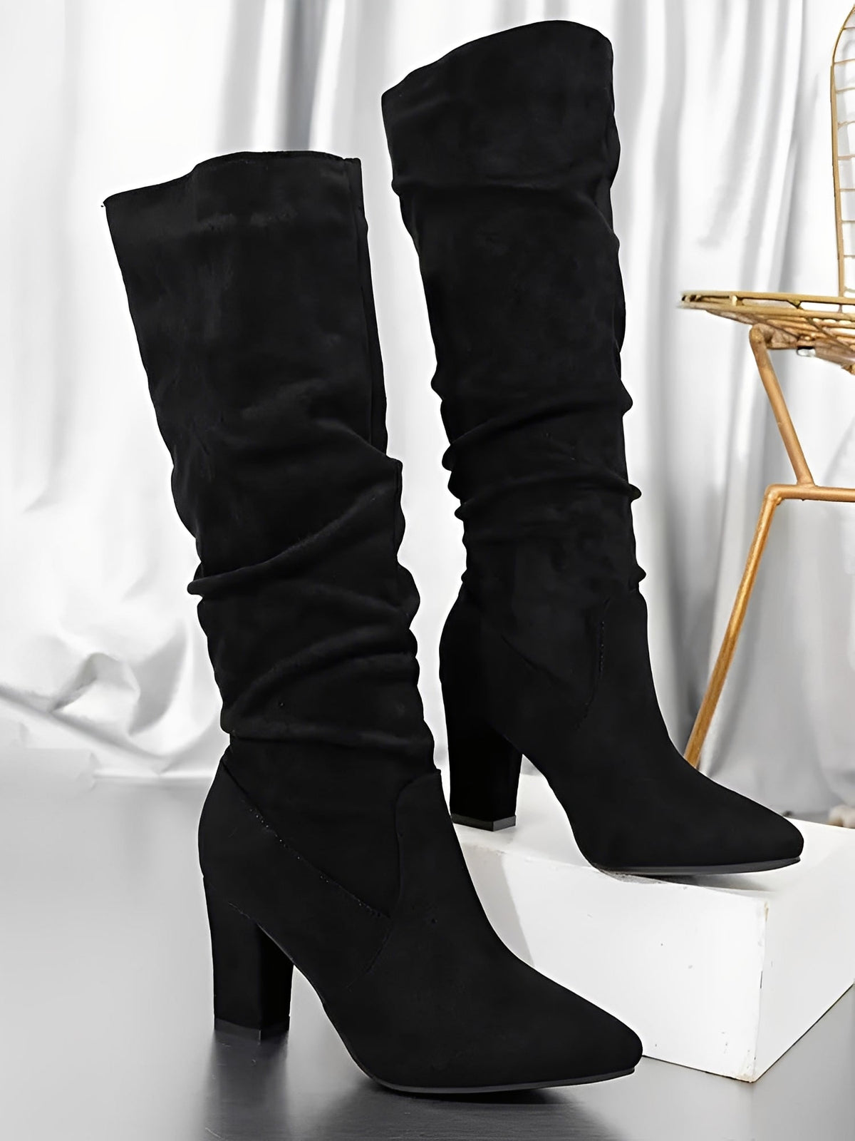 Stiefel mit spitzer Zehenpartie
