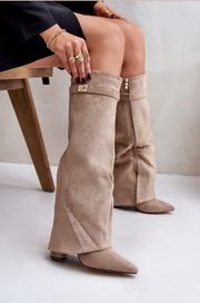 Kniehohe Stiefel mit Schnalle