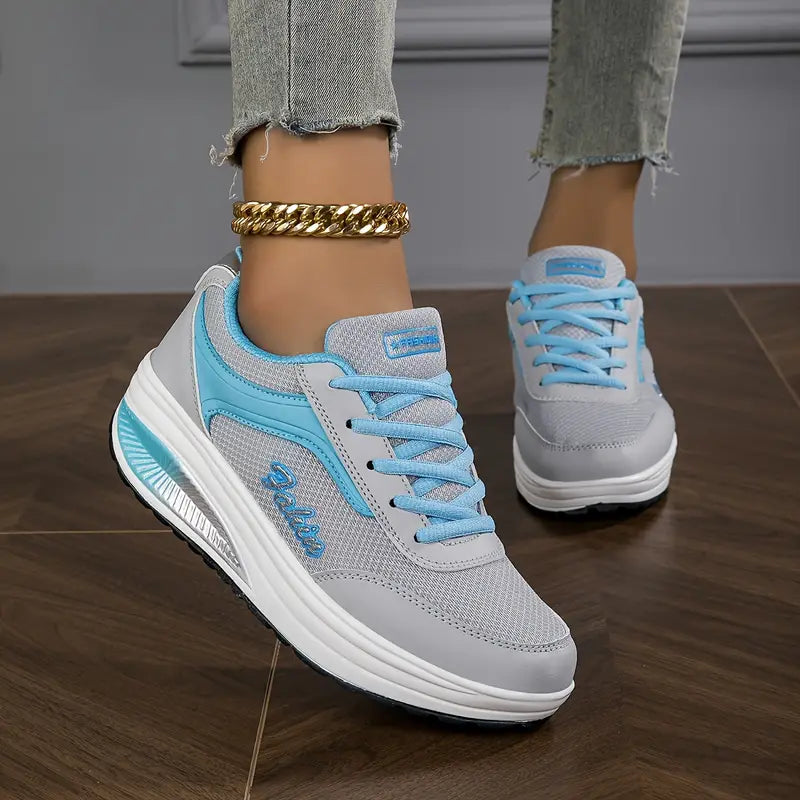 Sneaker mit Schnürung