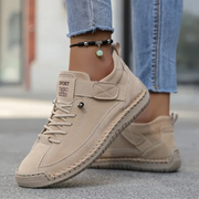 Sneaker mit Schnürung
