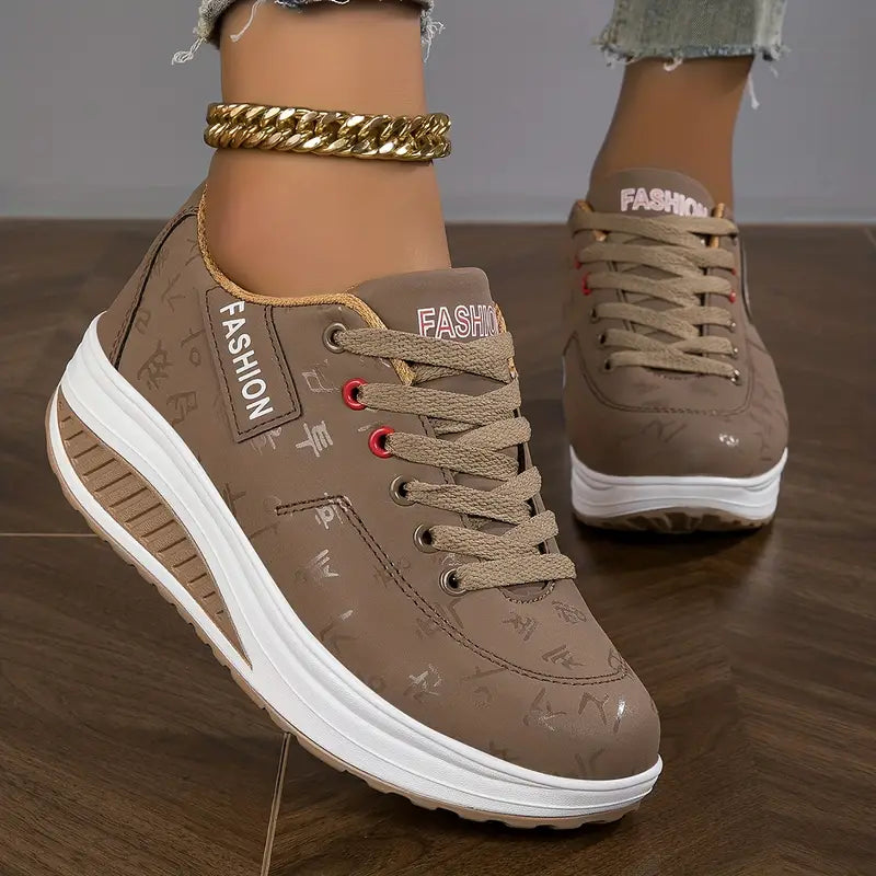 Sneaker mit Schnürung