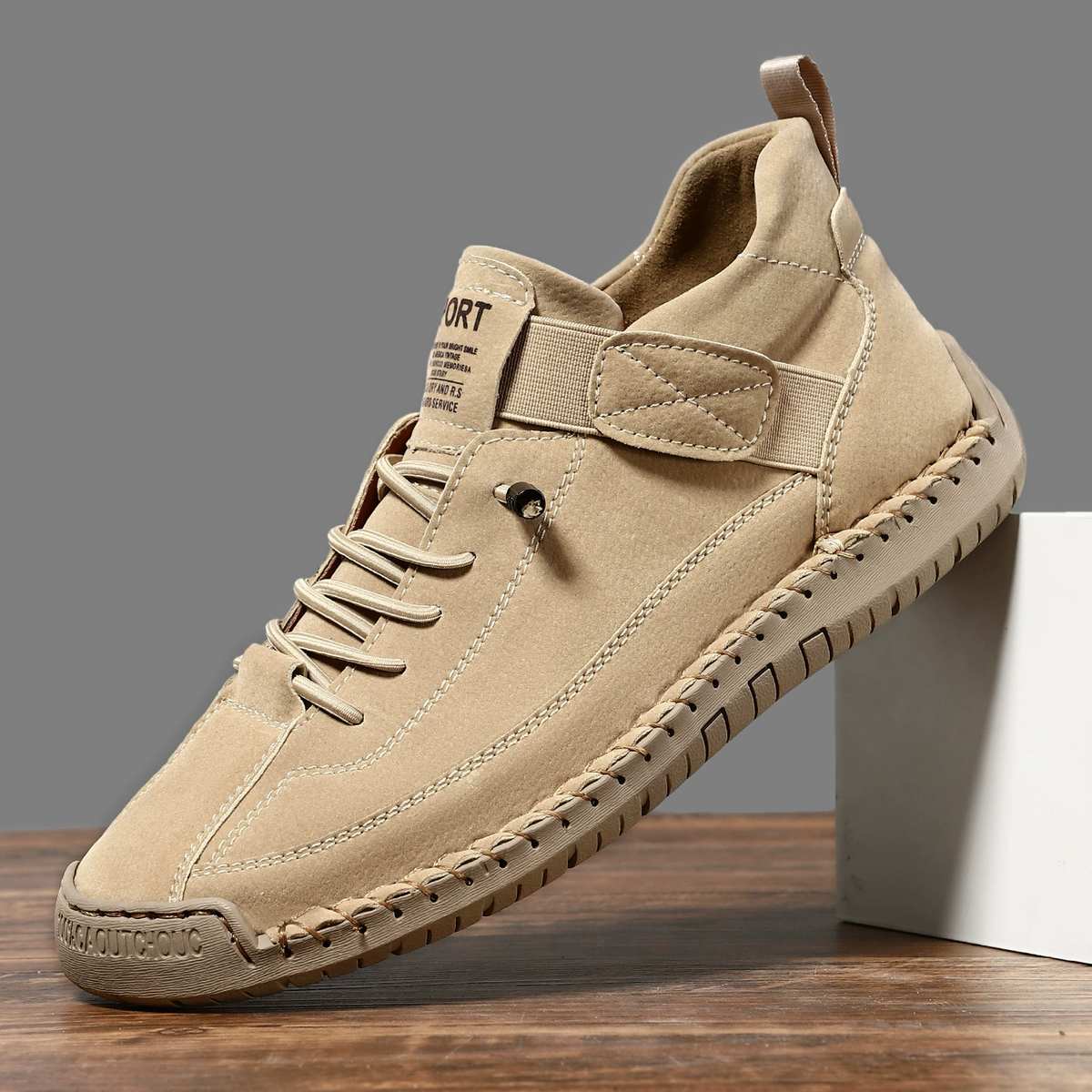 Sneaker mit Schnürung