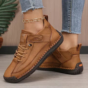 Sneaker mit Schnürung