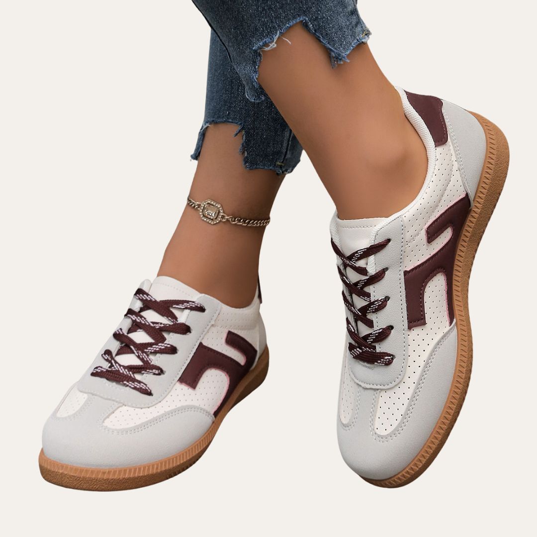 Sneaker mit Schnürung