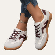 Sneaker mit Schnürung