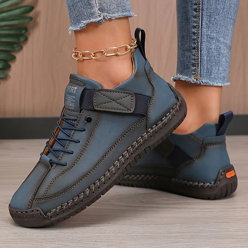 Sneaker mit Schnürung