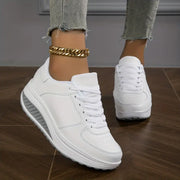 Sneaker mit Schnürung