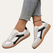 Sneaker mit Schnürung