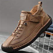 Sneaker mit Schnürung