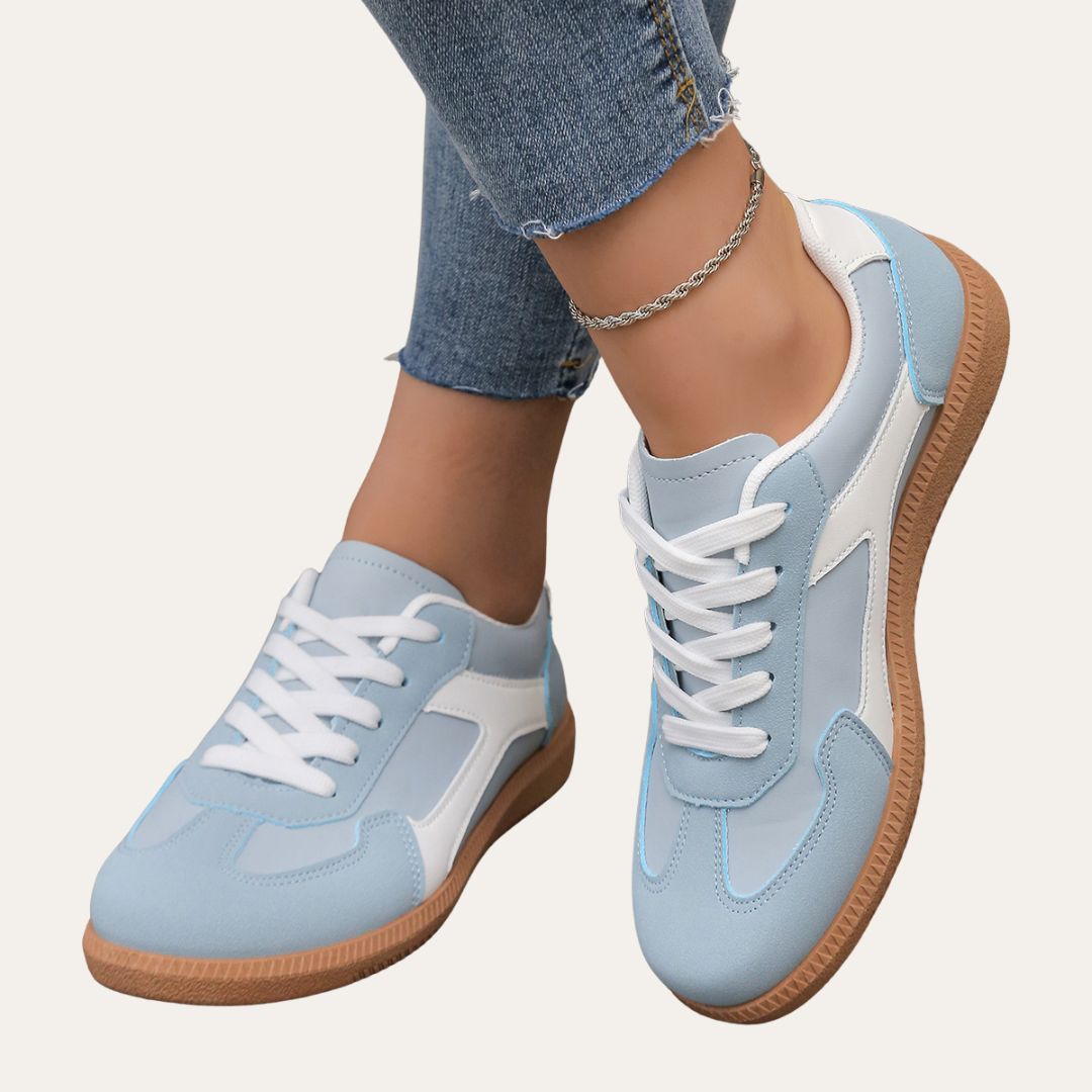 Sneaker mit Schnürung