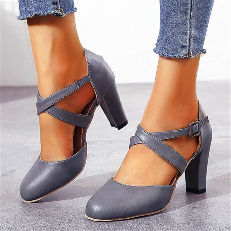 Pumps mit Kreuzriemen