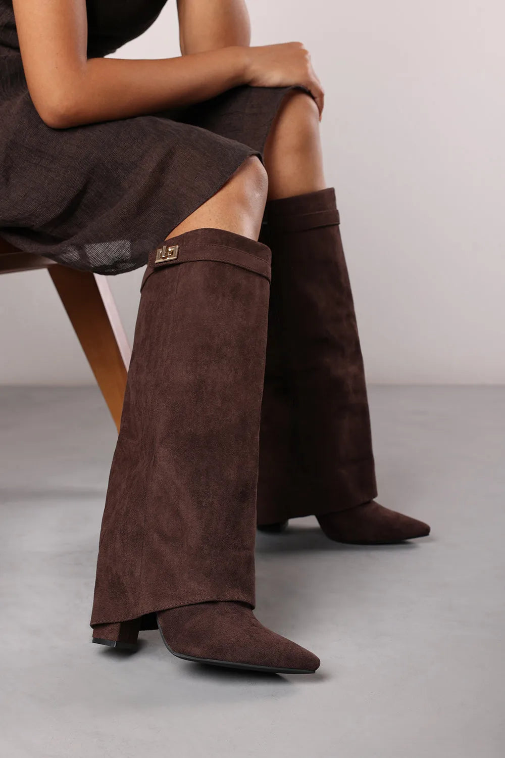 Kniehohe Stiefel mit Schnalle