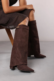 Kniehohe Stiefel mit Schnalle