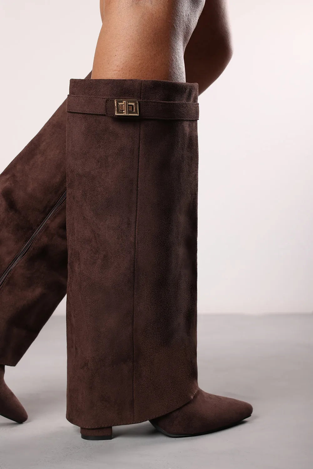 Kniehohe Stiefel mit Schnalle